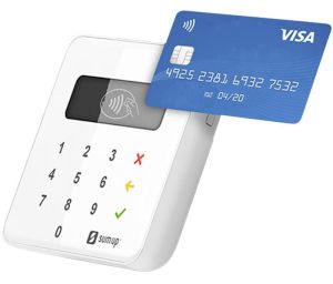 sumup Air -Kartenterminal mit einer vorgehaltenen VISA-Card